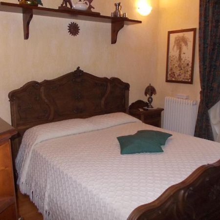 Les Hirondelles Bed & Breakfast Фенис Екстериор снимка