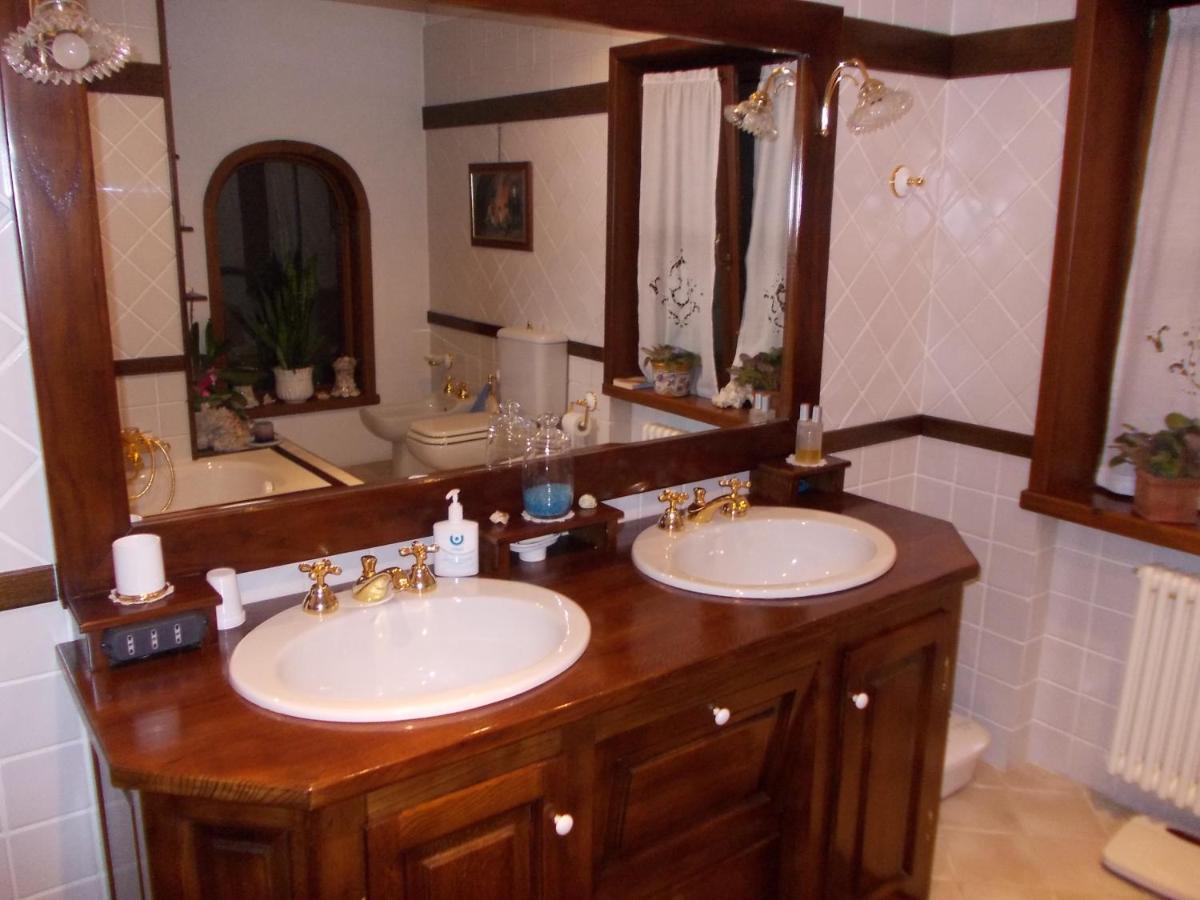Les Hirondelles Bed & Breakfast Фенис Екстериор снимка