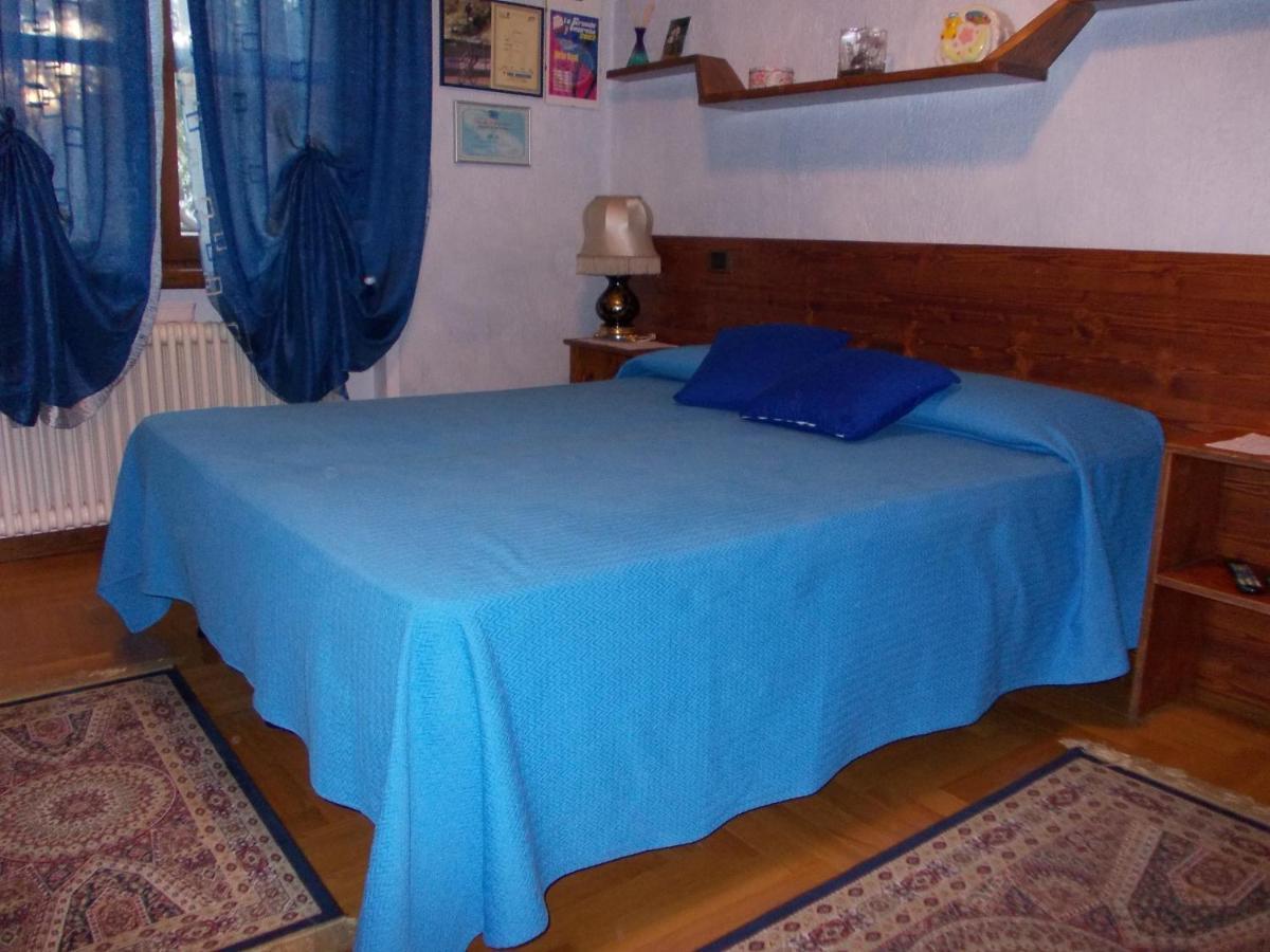 Les Hirondelles Bed & Breakfast Фенис Екстериор снимка
