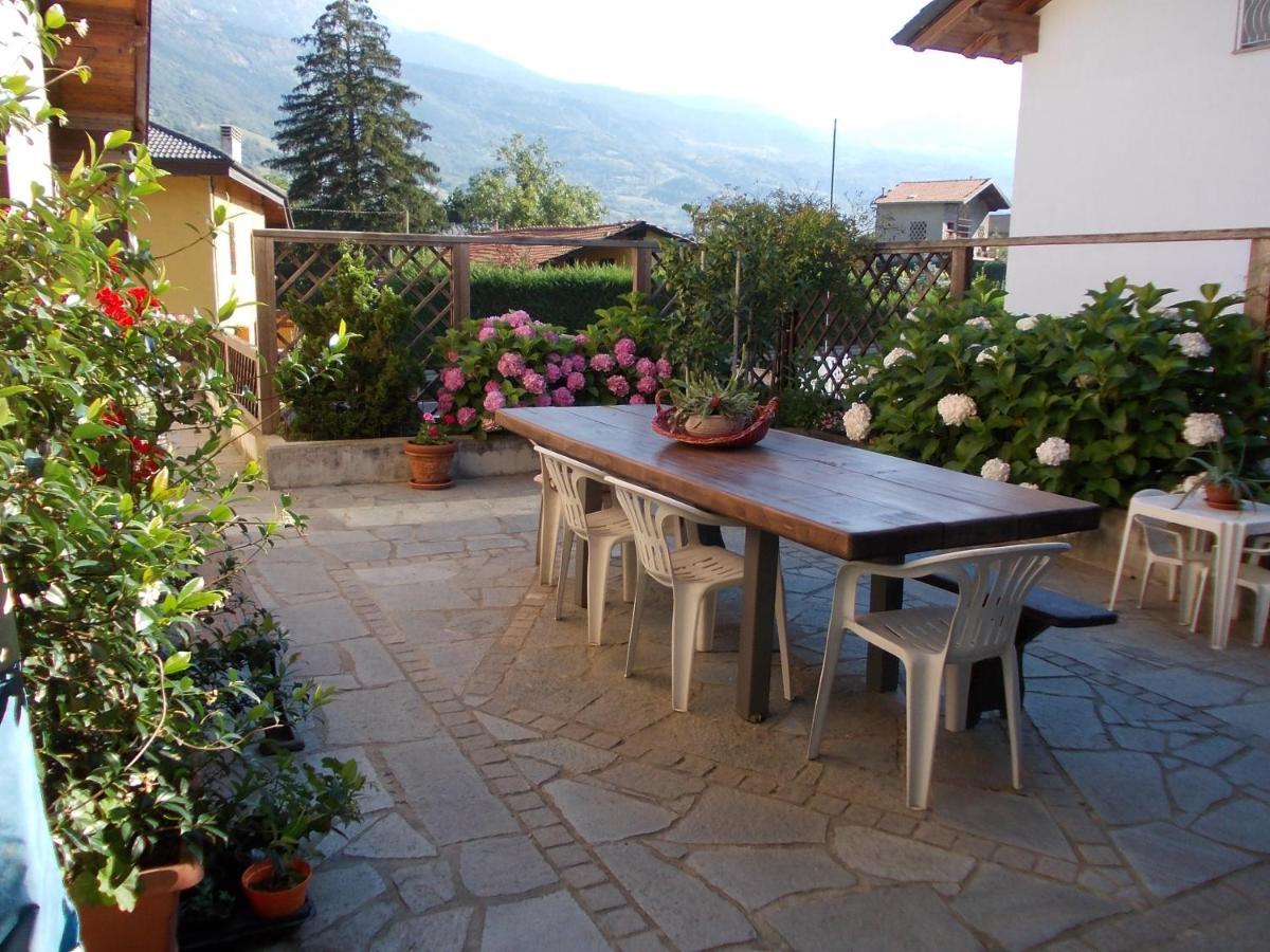 Les Hirondelles Bed & Breakfast Фенис Екстериор снимка