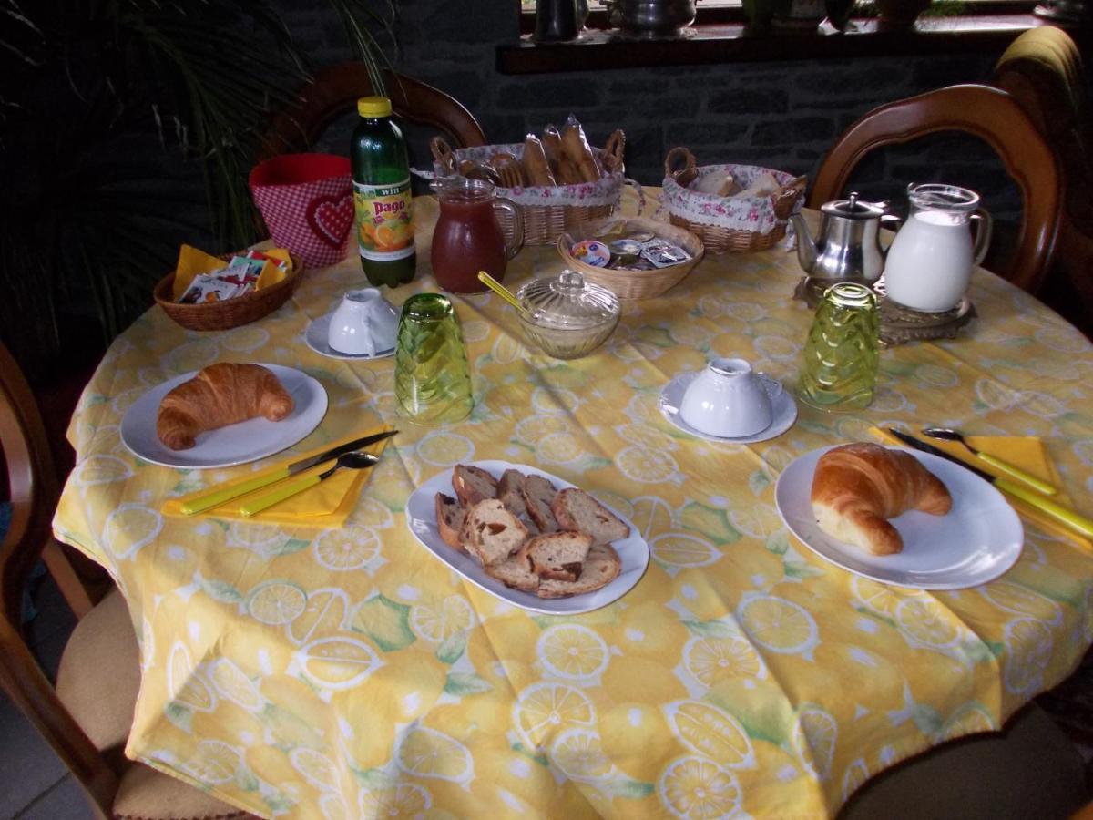 Les Hirondelles Bed & Breakfast Фенис Екстериор снимка