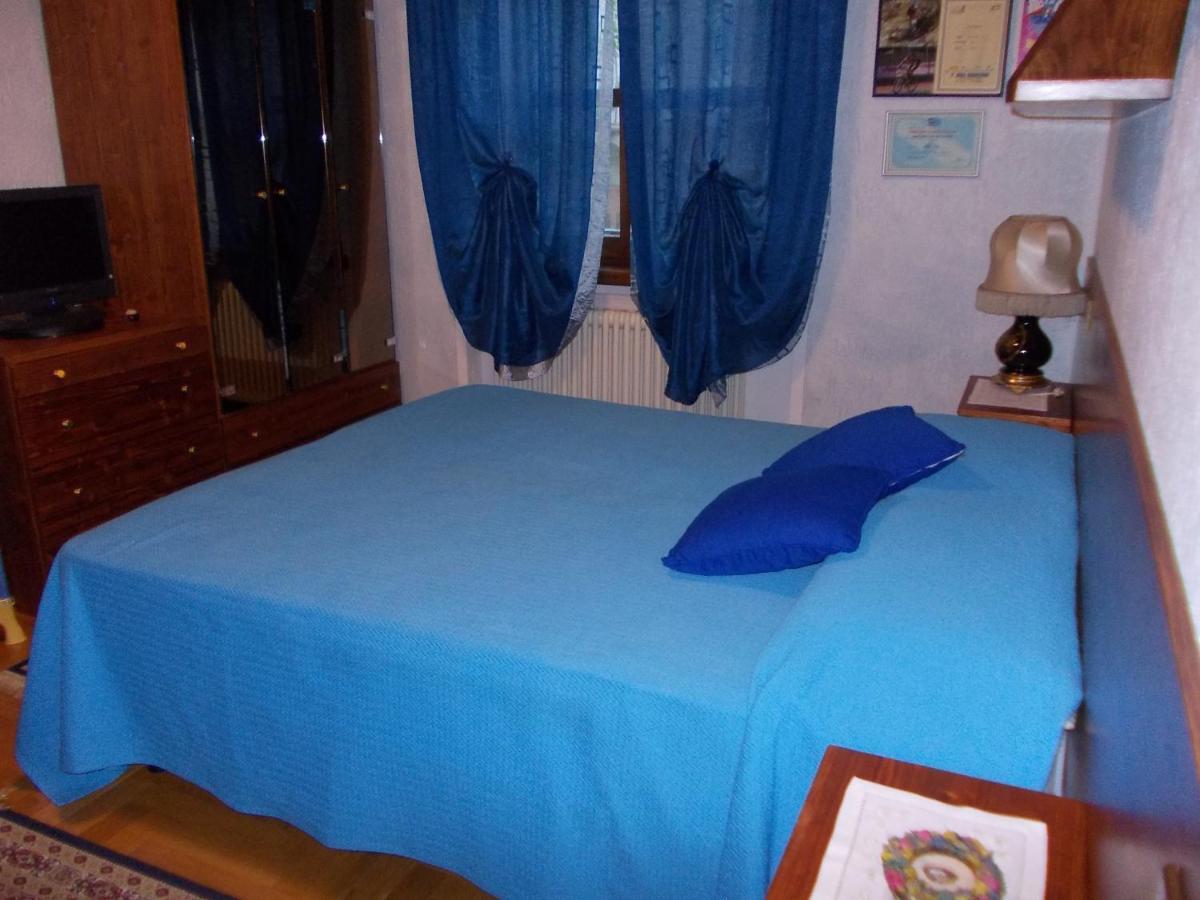 Les Hirondelles Bed & Breakfast Фенис Екстериор снимка
