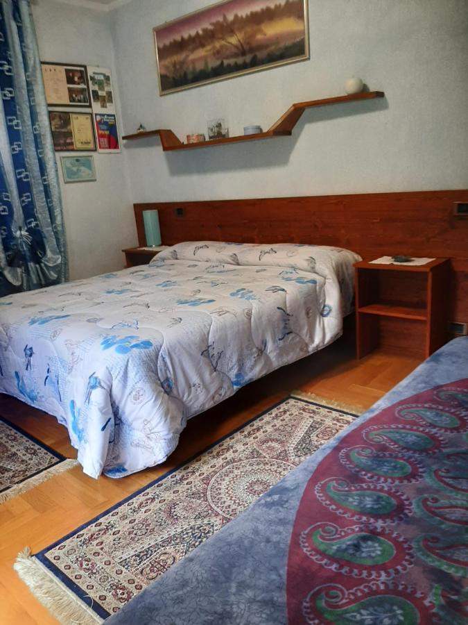 Les Hirondelles Bed & Breakfast Фенис Екстериор снимка