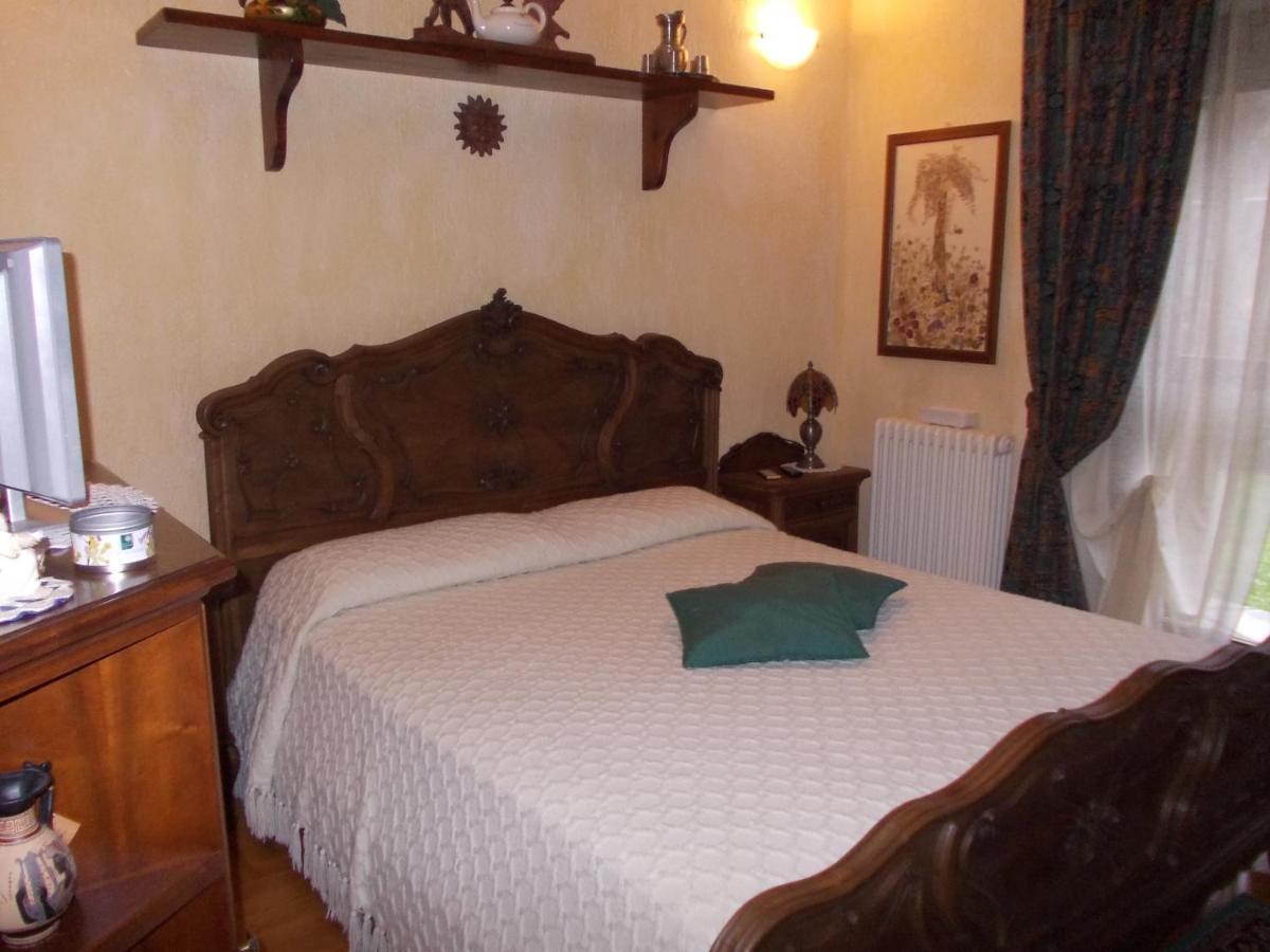 Les Hirondelles Bed & Breakfast Фенис Екстериор снимка